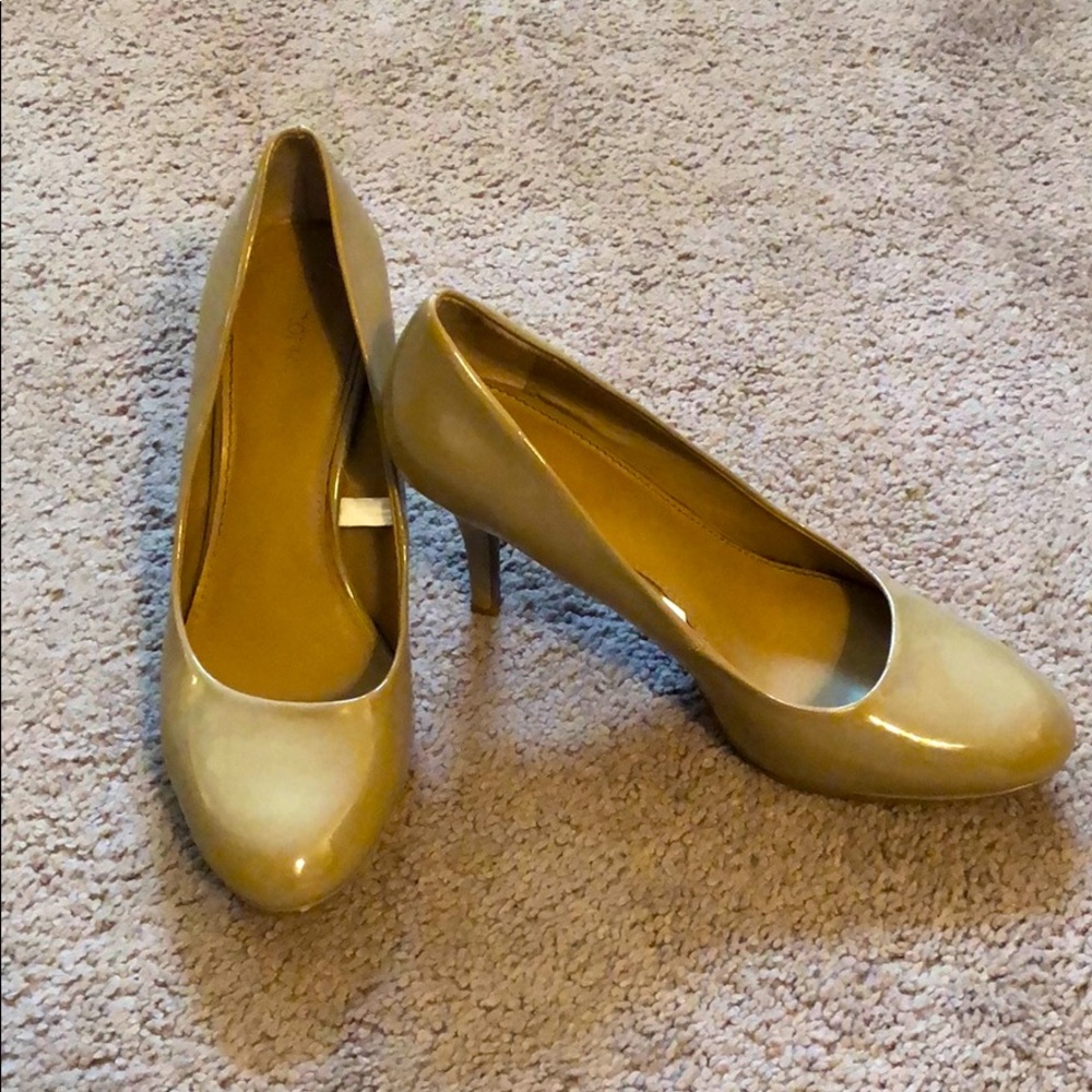 Nude pumps